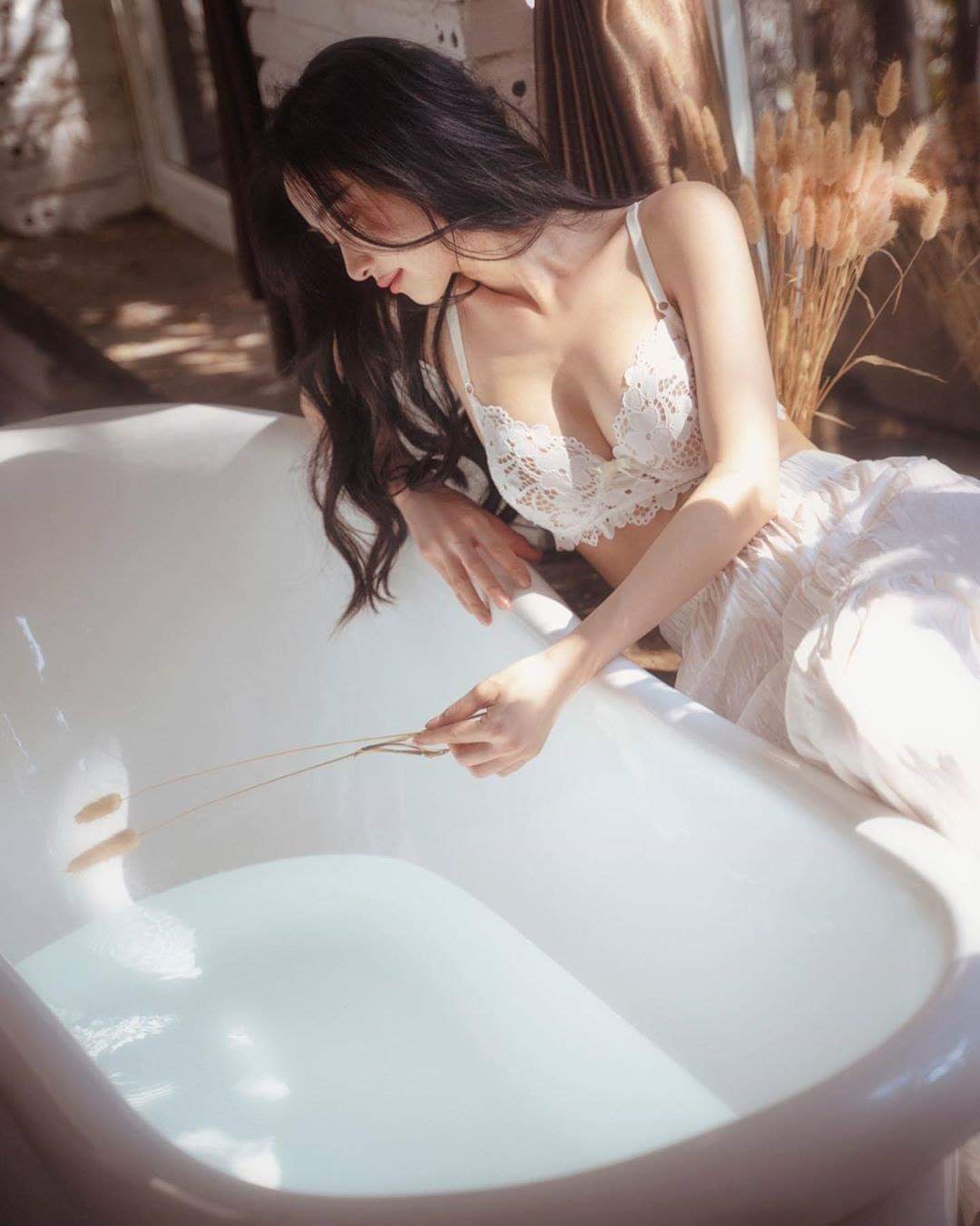 Dàn hotgirl Việt đắm mình trong trào lưu “check-in” cùng bồn tắm