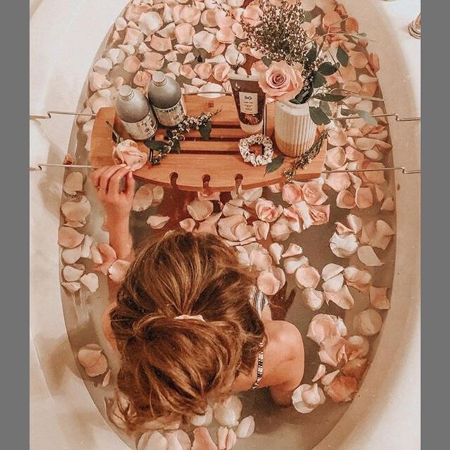 Tại sao sử dụng bồn tắm rải hoa hồng lại được chị em yêu thích ?