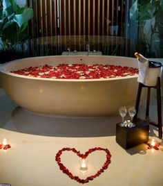 bồn tắm rải hoa hồng