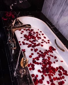 bồn tắm rải hoa hồng