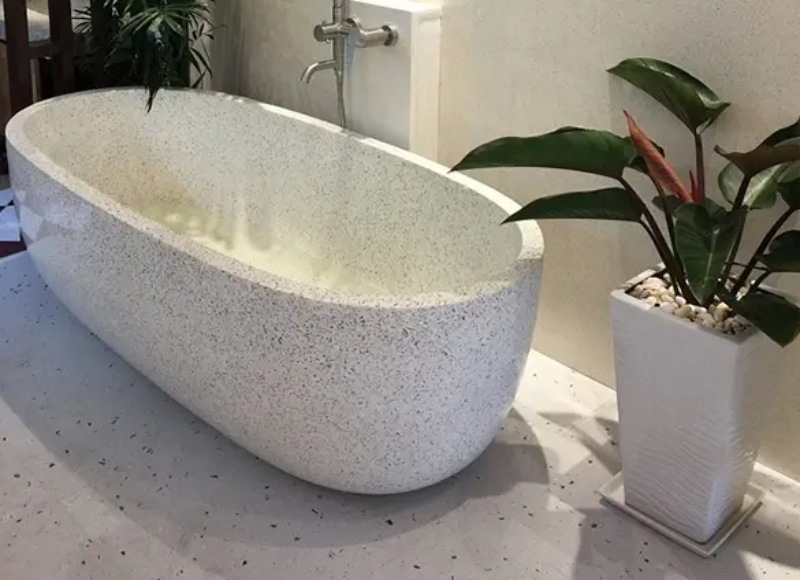 Bồn tắm bằng đá hoa cương đơn giản, thích hợp trong mọi không gian