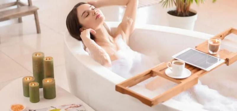Thư giãn thoải mái trong bồn tắm ngâm