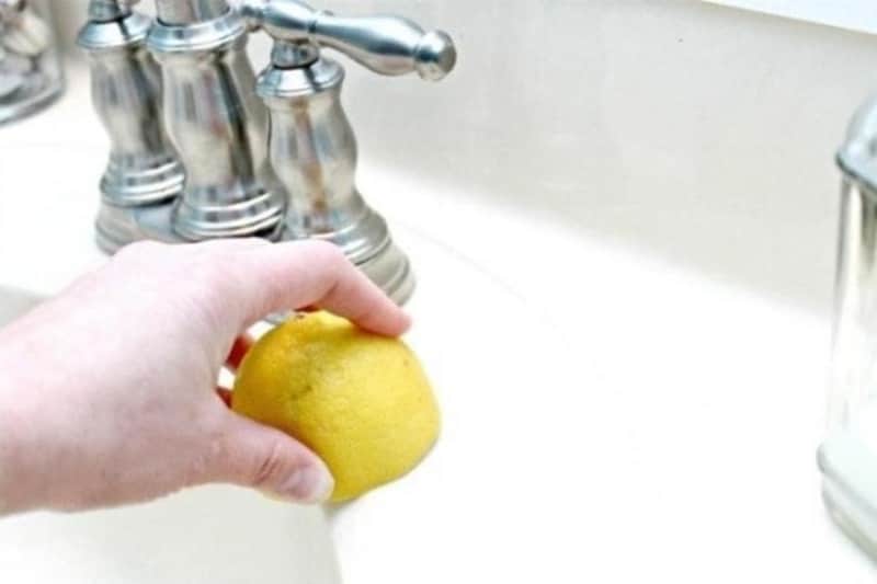 vệ sinh thiết bị inox nhà tắm