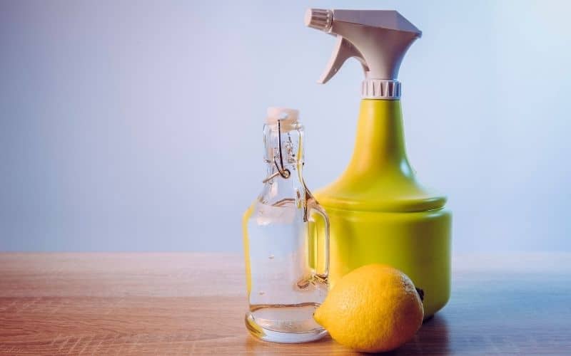 tẩy vết ố vàng trên tường nhà tắm