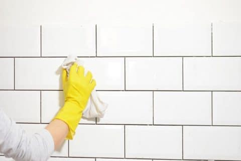 Mẹo tẩy vết ố vàng trên tường nhà tắm với nguyên liệu sẵn có