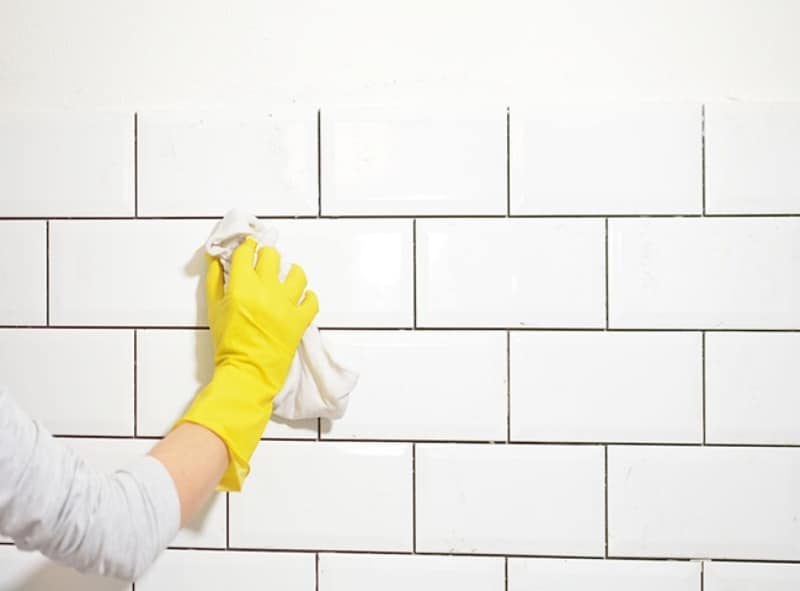 Mẹo tẩy vết ố vàng trên tường nhà tắm với nguyên liệu sẵn có