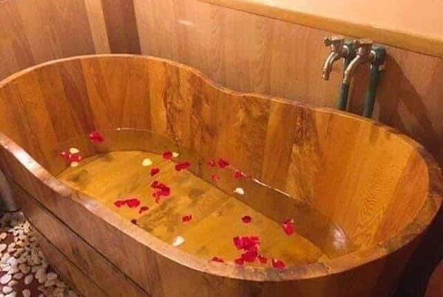 so sánh bồn tắm gỗ và bồn sứ