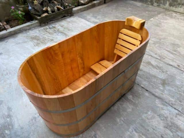 so sánh bồn tắm gỗ và bồn sứ